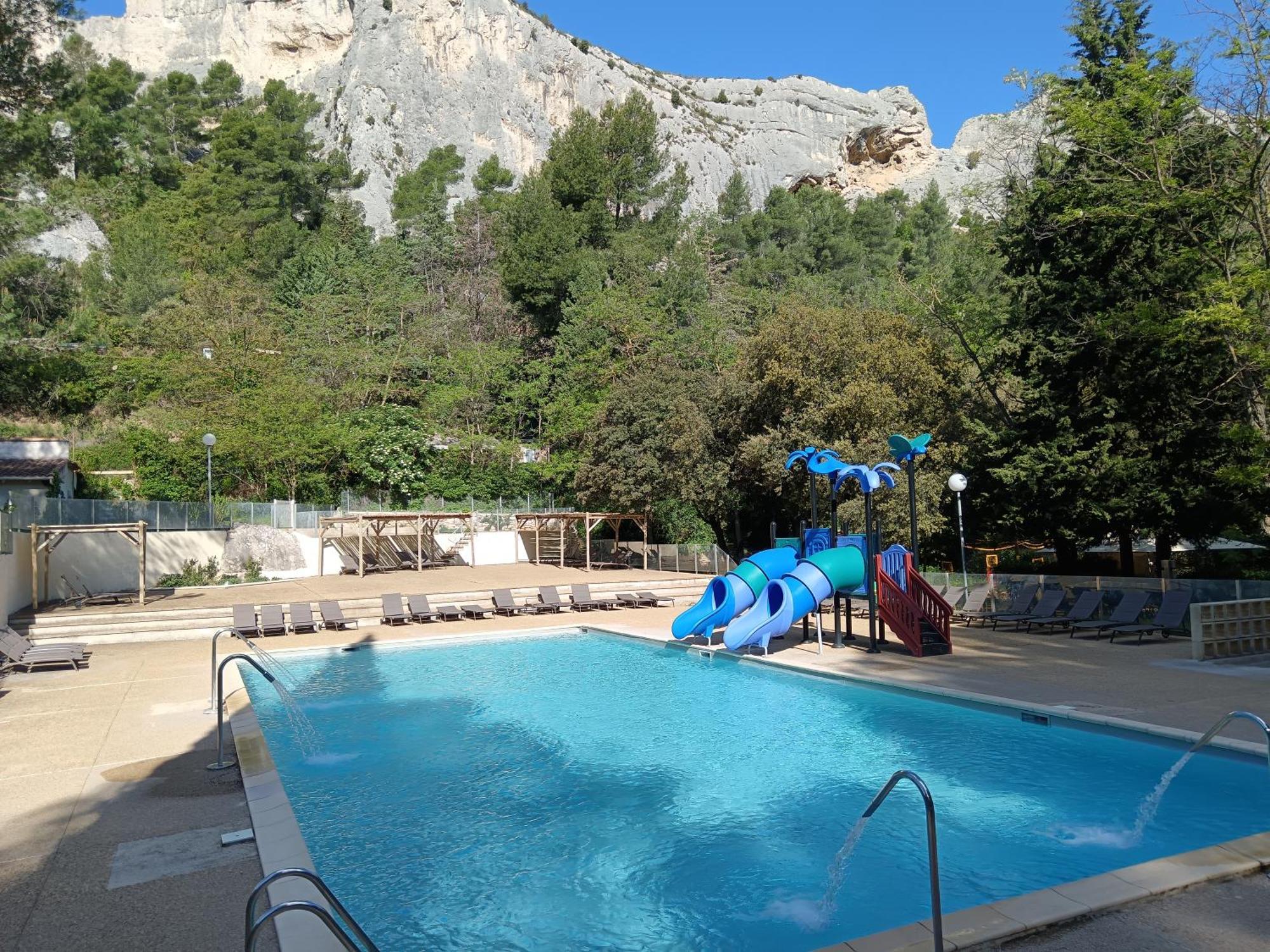 Camping De La Vallee Heureuse Orgon Exterior foto